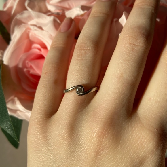 10kt White Gold Twisted Diamond Solitaire Ring - Picture 5 of 9